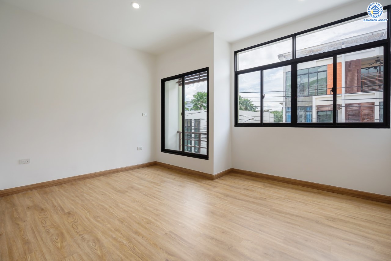 บ้านมือสองตกแต่งใหม่ ม.ซิกเนเจอร์ กัลปพฤกษ์ พร้อมสิ่งอำนวยความสะดวกครบครัน หลังใหญ่ 3 ชั้น บนเนื้อที่ 17 ตร.ว. พื้นที่ใช้สอย 140.5 ตร.ม. ฟังก์ชัน พร้อม 3 ห้องนอน 3 ห้องน้ำ จอดรถได้ 1 คัน บนทำเลคุณภาพติดถนนกัลปพฤกษ์ ตอบโจทย์ทุกการเดินทาง ใกล้รถไฟฟ้า " สถานีหลักสอง "